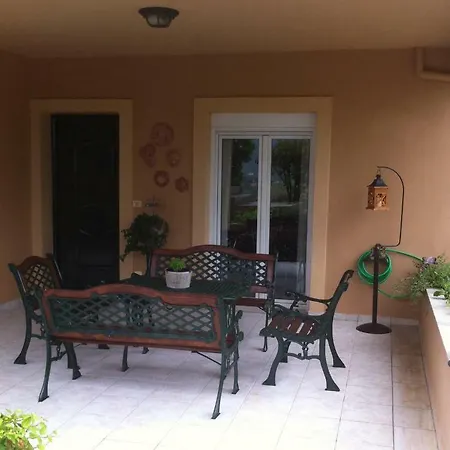 בית נופש Menegata Garden *