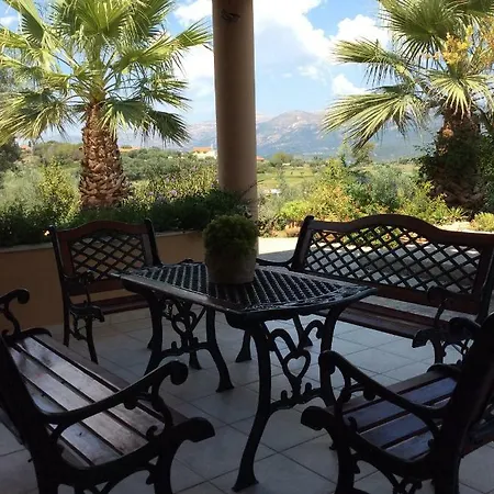בית נופש Menegata Garden